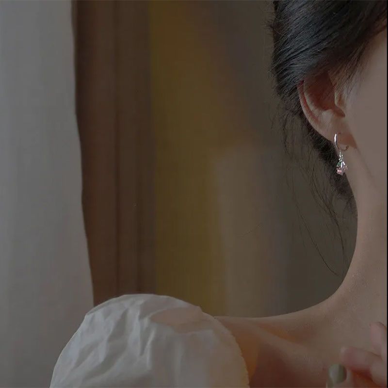 Pequeños pendientes de cereza de la niña 2023 nuevo nicho de diseño de alto nivel de energía de hadas para cultivar pendientes de agujeros de orejas