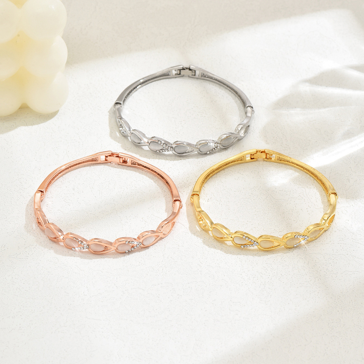 Fabricante directo para nuevas pulseras de mujer creativas pulseras de aleación de protección ambiental en forma de melocotón al por mayor.