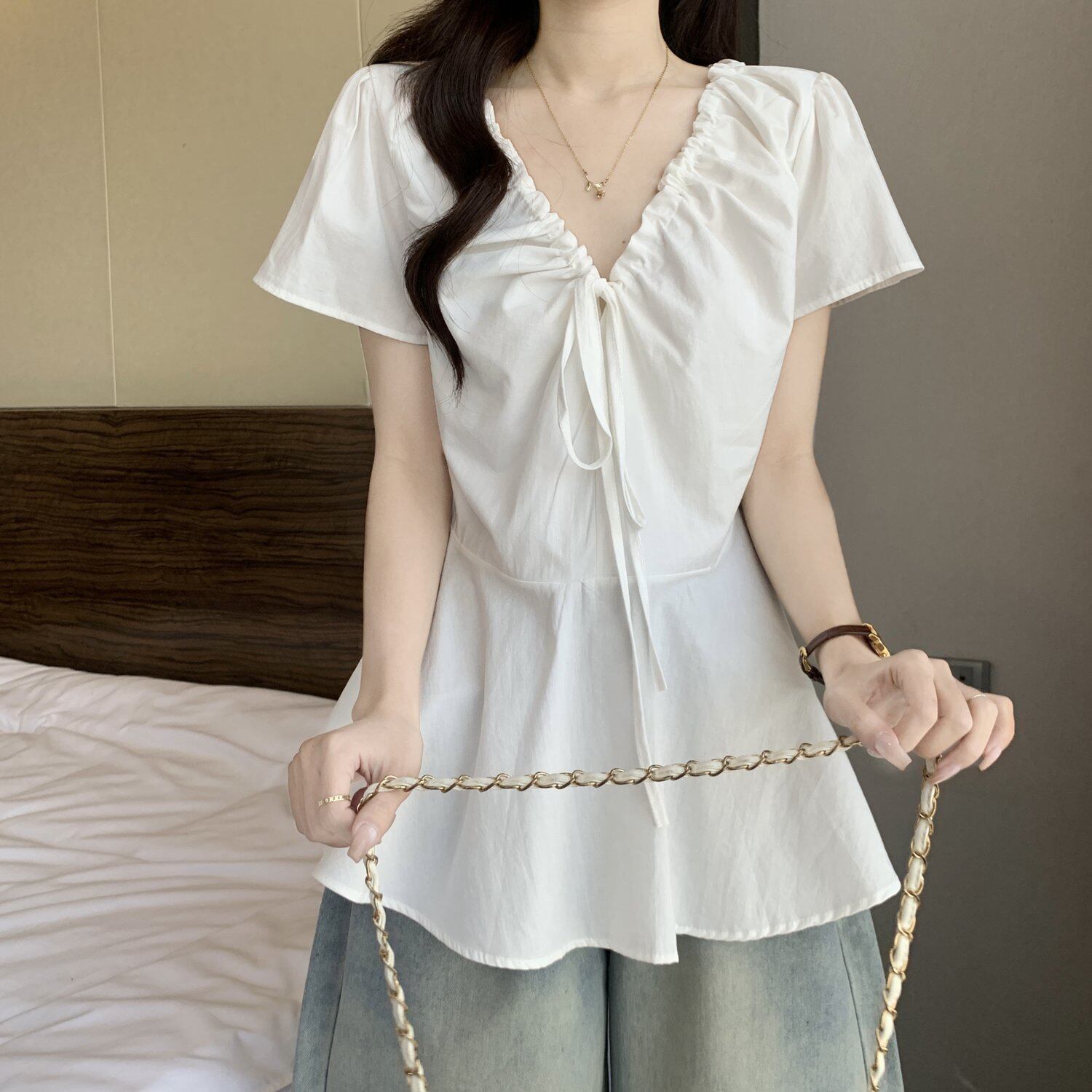Áo thun nữ cổ V tay ngắn thiết kế dây rút eo — màu đen chi tiết 19