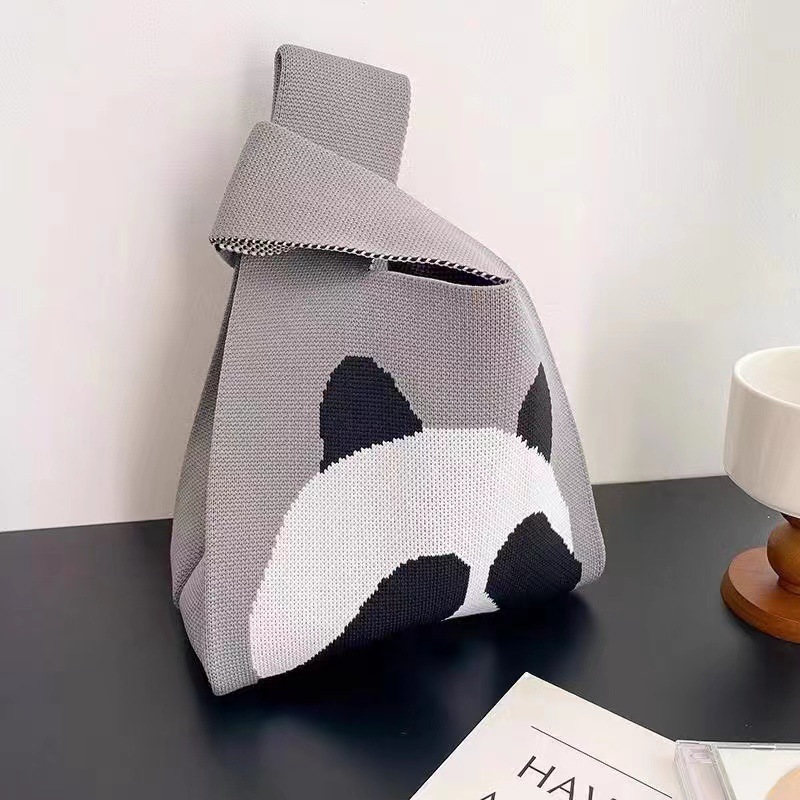 회색 얼굴 가린 곰