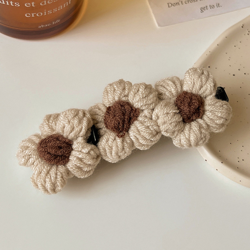 079 Шерстяная челка с цветком на клипсе-Молочно-белый