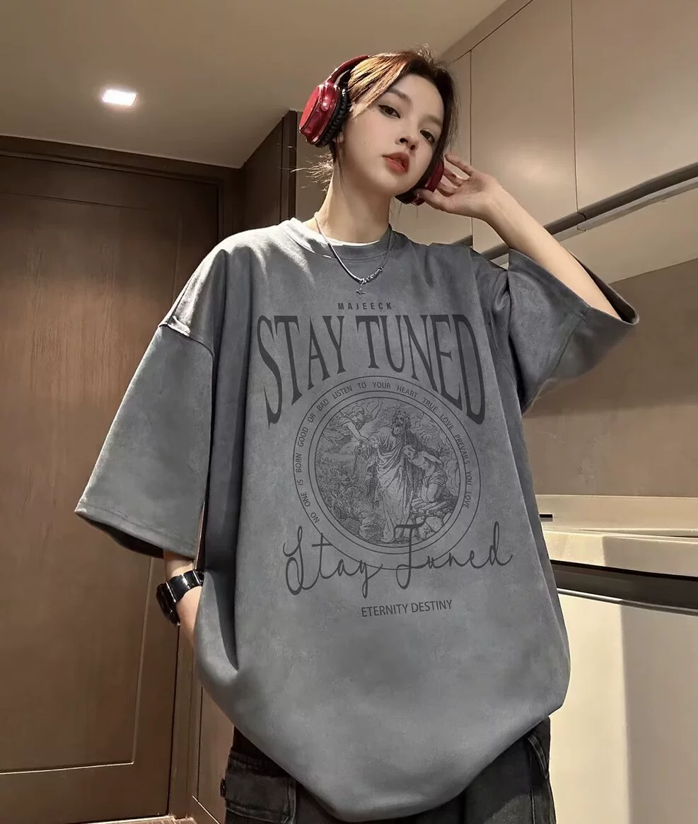 メンズスエード半袖Tシャツ、ルーズレタープリント、カジュアルラウンドネック、2024トレンド