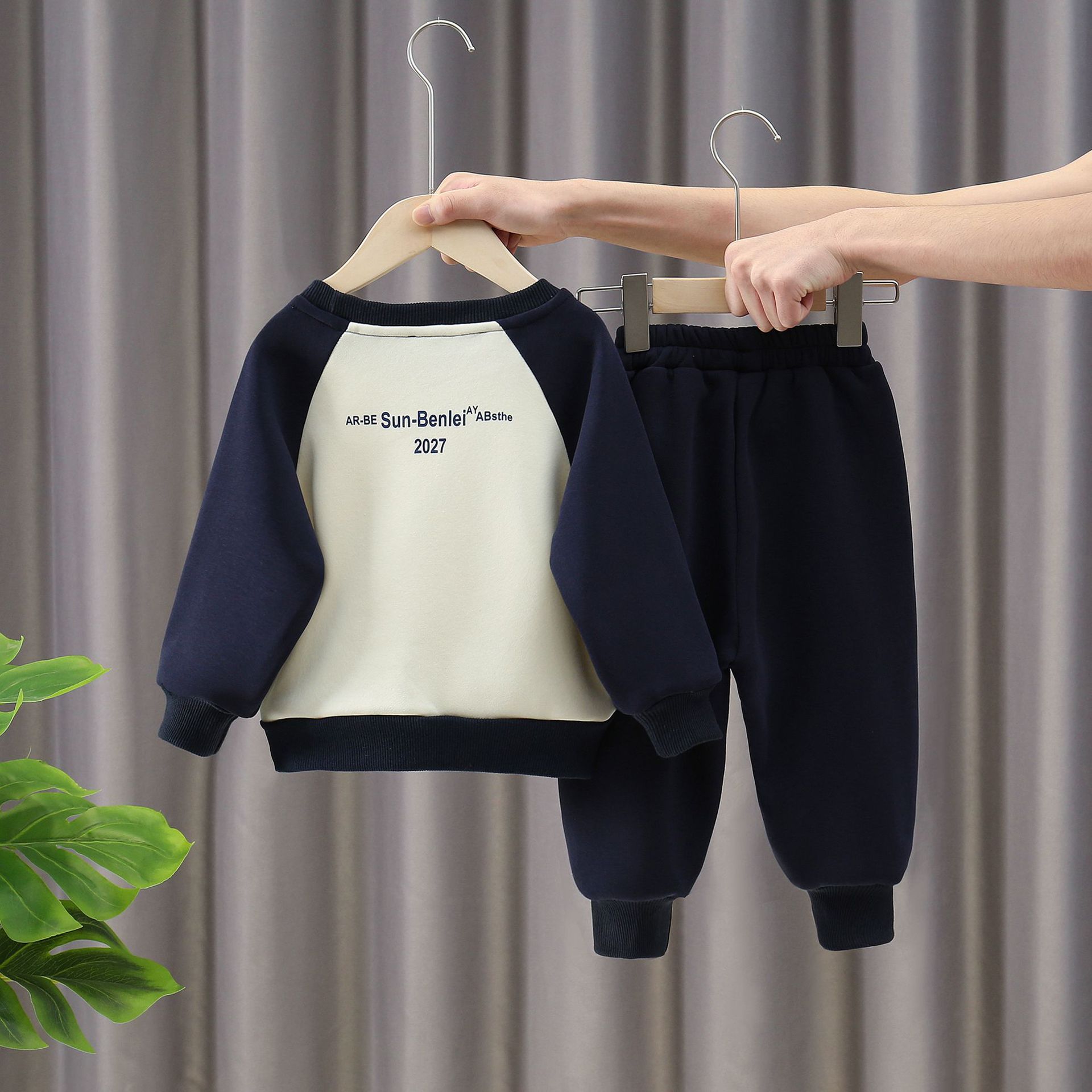 6365 niños más traje de terciopelo ropa de otoño e invierno 2025 nuevo suéter de terciopelo de una pieza para bebés de dos piezas de invierno para niños