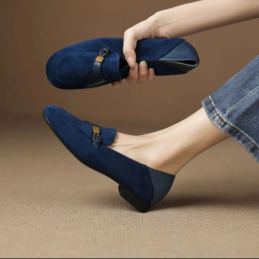 2026 verano de la nueva moda vaquín de estilo universal zapatos de moda de mujer con un pie plano