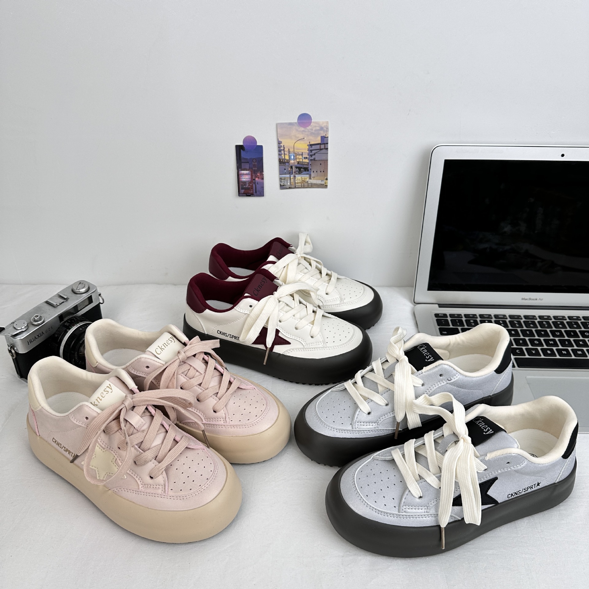 Zapatos blancos de suela gruesa para mujeres 2025, nuevos zapatos de cabeza suave y bonitos, zapatos de skate de suela gruesa para todos los padres 6606