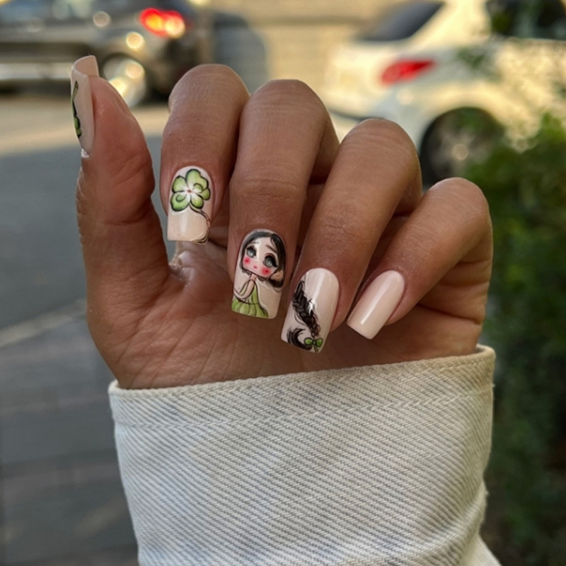 Medium Glossy Four-Leaf Clover Grinch Red Hat Green Head Rattan Lantern Wearable Nails Red and Green Color Fake Nails 24 Pieces