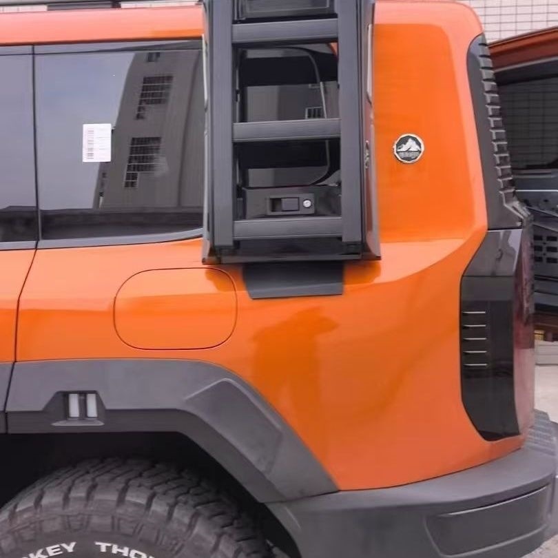 Chery Jetour Zongheng G700 is equipped with a foldable climbing ladder, a fixed climbing ladder, and side armor, designed specifically for the vehicle, with non-destructive installation