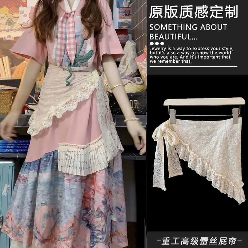 Милое кружевное платье в этническом стиле с поясом и многослойной юбкой, сетчатый шарф на талии, треугольный шарф, аксессуары на поясе.