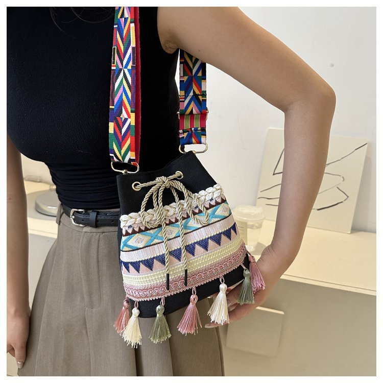 Women's Medium Canvas Geometric Ethnic Style Tassel String Bucket Bag display picture 57