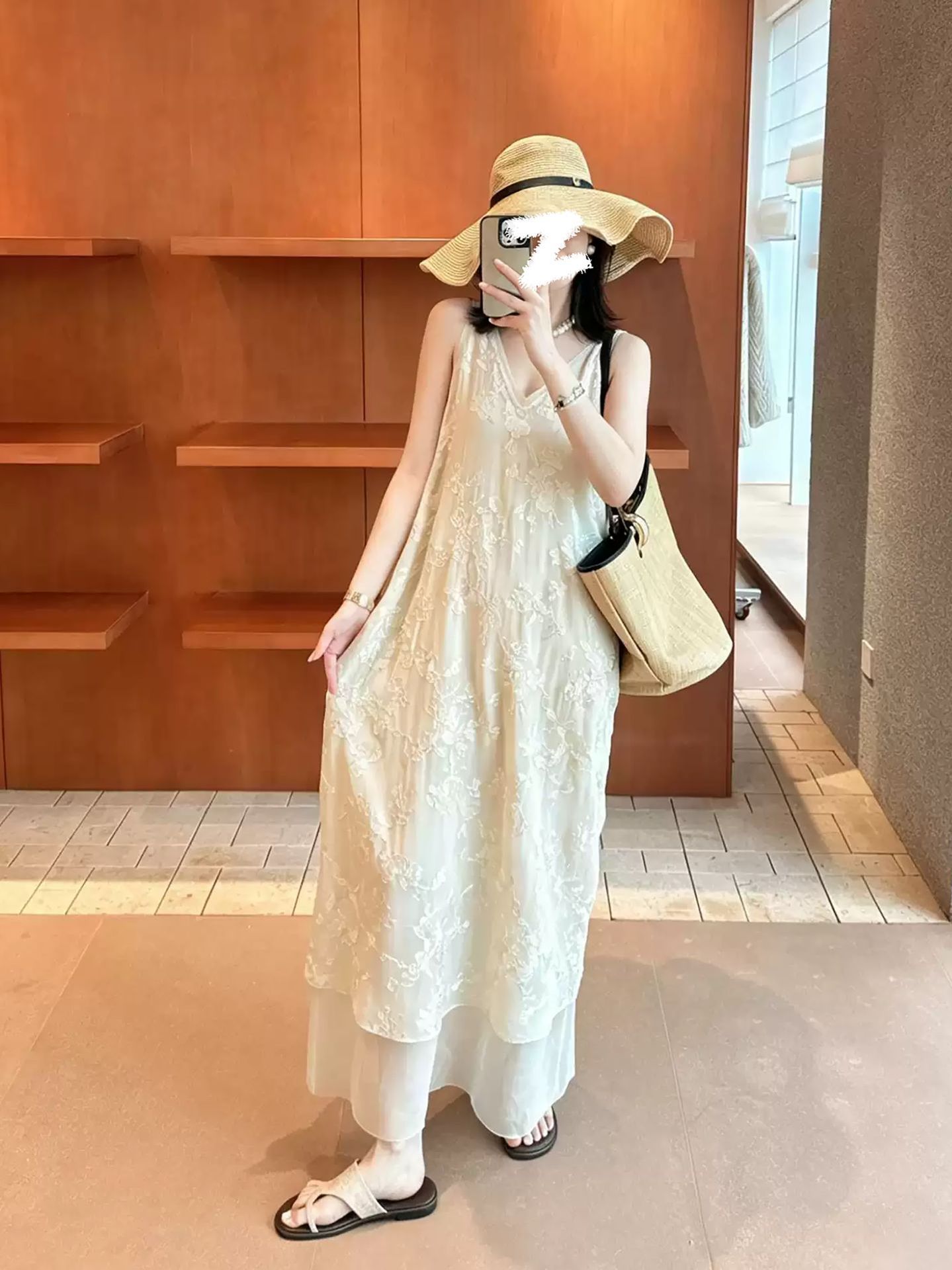 Đầm maxi nữ thêu hoa cổ V dáng suông tay không — Trắng Champagne Siêu Nhạt chi tiết 2