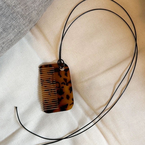 Small square comb leopard print necklace
