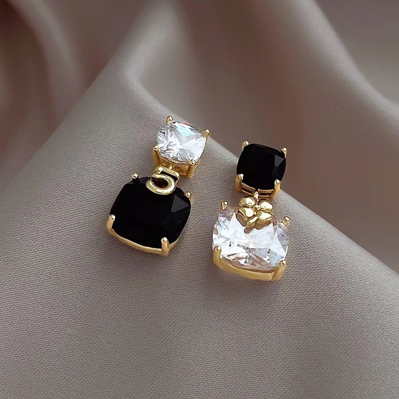 Orecchini asimmetrici in zircone per donna, design di nicchia, orecchini di alta qualità, gioielli per le orecchie leggeri e di lusso alla moda_voghion.com