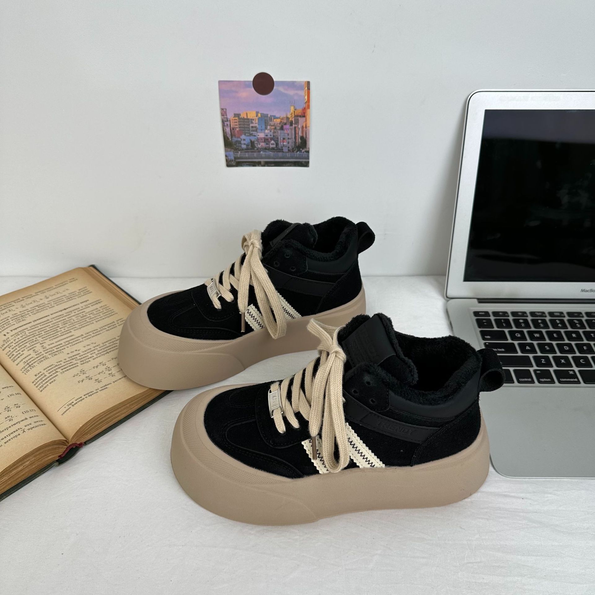 Alta parte superior más pan de terciopelo pequeños zapatos blancos mujer 2024 otoño e invierno suela gruesa aumento zapatos casuales deportes todo-fósforo A9874
