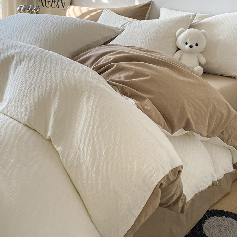 Un juego de cuatro piezas de cama de algodón 100 piezas de hilo de tres capas de algodón puro simple y ligero de lujo sábana cubierta de edredón juego de cama de tres piezas