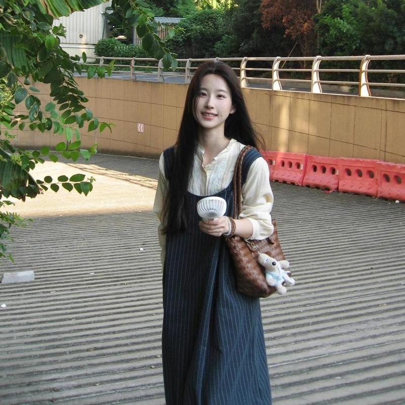 学院風は女装の紺色の毛のセットを着ています。|undefined