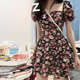 碎花连衣裙女2025夏季新款小个子法式方领泡泡袖裙子纯欲风短裙子