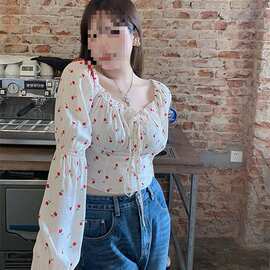 大码微胖早秋方领碎花长袖小衫收腰遮肚子显瘦短款上衣女新款