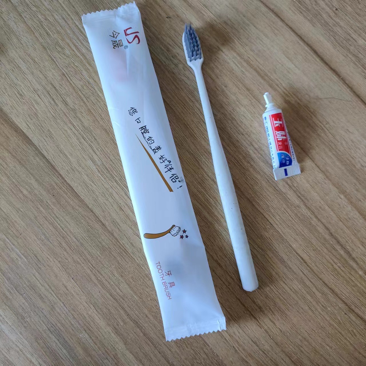 Hotel cepillo de dientes de cabeza ancha con pasta de dientes para huéspedes domésticos desechables para huéspedes dientes de pelo suave para artículos de higiene de hotel