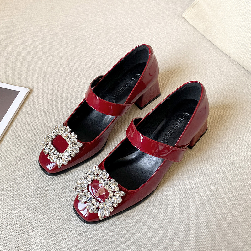 Nuevos y elegantes zapatos planos Mary Jane de charol con punta cuadrada y hebilla de diamantes de imitación para mujer 738-2, tacón medio grueso.