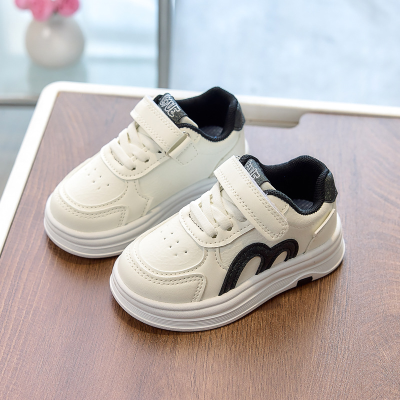Zapatos de skate para niños nuevos 2026 primavera y otoño zapatos casuales para niños y niñas zapatos blancos pequeños zapatos de jardín de infantes zapatos para bebés