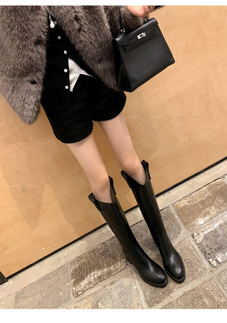 Boot nữ cổ cao ôm bắp chân dáng V thon gọn, đế dày, gót vuông nhỏ — nhung đen chi tiết 17
