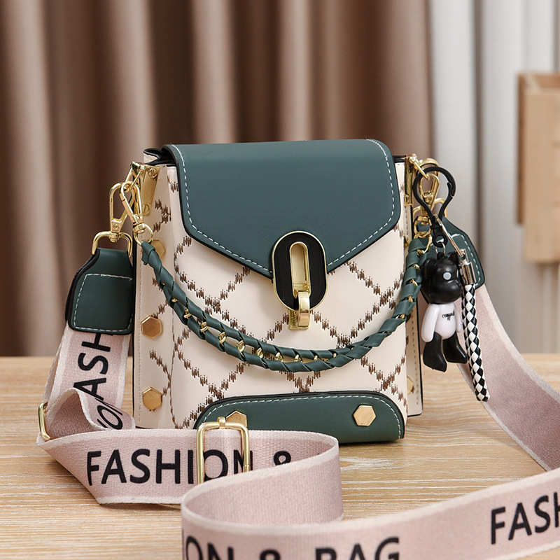 Dropshipping Small Women's Bags 2025 New Fashion Embroidered Chain Crossbody Bag Mini Phone Bag