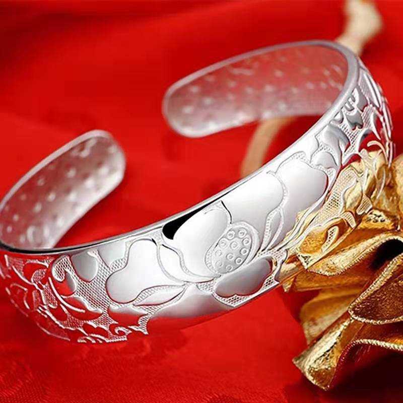 ファッションの震える音の金のバレンタインデーは銀の腕輪の女性をめっきします。|undefined