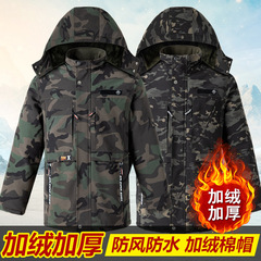 中長タイプの綿服男は冬に綿入れの上着を厚くして、防水防風耐寒冷凍庫迷彩の仕事をしている