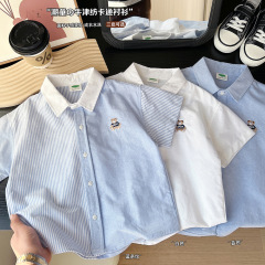 新しい子供のシャツの男の子のストライプのシャツの春の夏服の2025夏服のアニメの半袖の上着の卸売りは代行します。
