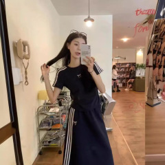 カジュアルなスポーツスーツの女性三条の蝶結びの半袖のtシャツの夏の包みの尻の半身のスカートの甘いギャルの2つのセットの6