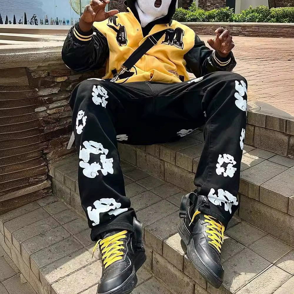 В этом году черные печатные джинсы