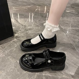 ������С�W���׺�ɫСƤЬ��ϵ��Ů��У���Y�x����Ь�ϳ����ݳ�Ь