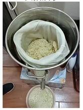 늄��߲�Óˮ�C���N��ʳƷ˦�əCҬ֭���r������Wʳ��늄�˦ˮͰ