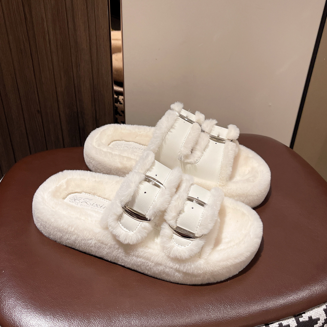 Moda de fondo grueso de hadas zapatillas de pelo de viento para mujeres otoño y invierno 2024 nuevo cinturón de barra paralela hebilla y zapatillas de algodón de tercife para mujeres