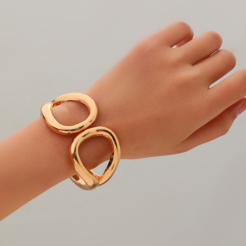 Joyería popular transfronteriza europea y americana, simple y moderna, pulsera de metal hueca de borde ancho, única y llamativa.