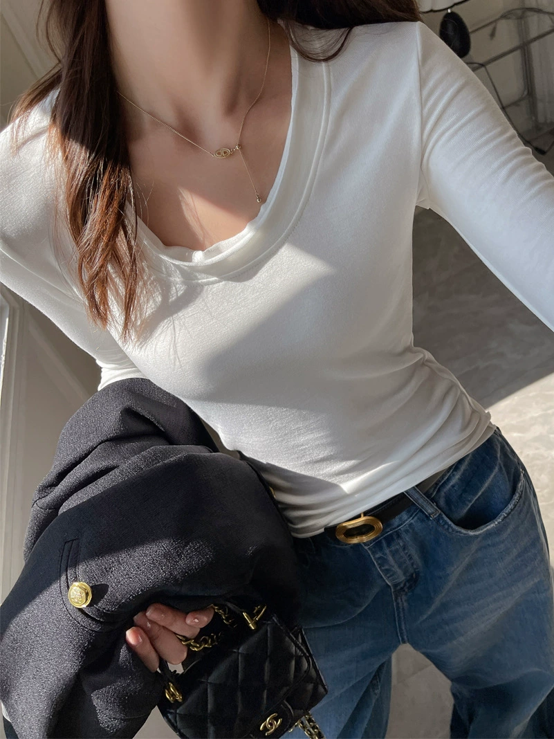 Body-friendly fitted long-sleeve with a round collar