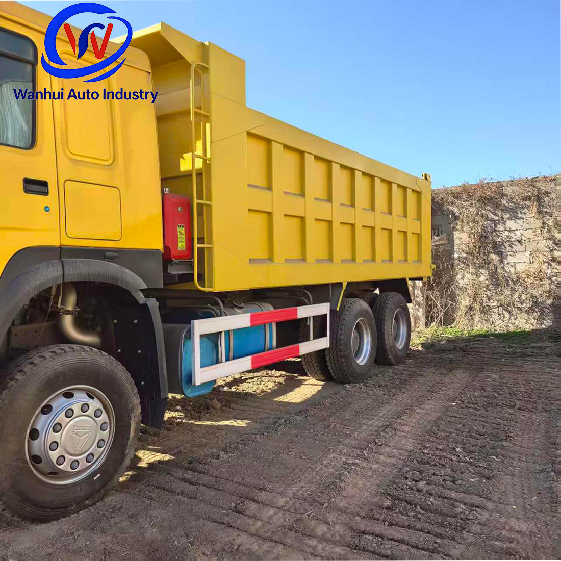 Cross-Border Supply of Refurbished Eight-Wheel Dump Trucks, Sinotruk Howo Engineering Dump Trucks, 6X4 Sand and Gravel Transport Trucks