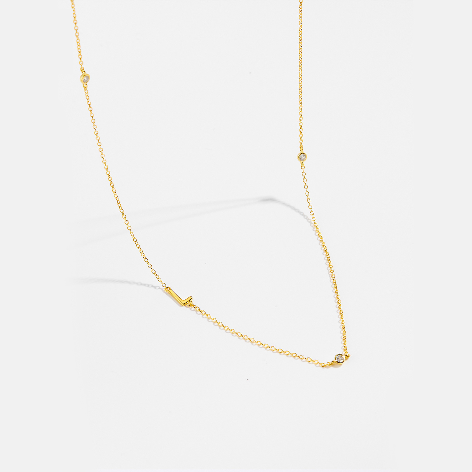 Collar con el alfabeto inglés de 26 letras para mujer, plata de ley S925, cadena de clavícula elegante y brillante, joyería nueva y popular en stock, venta al por mayor