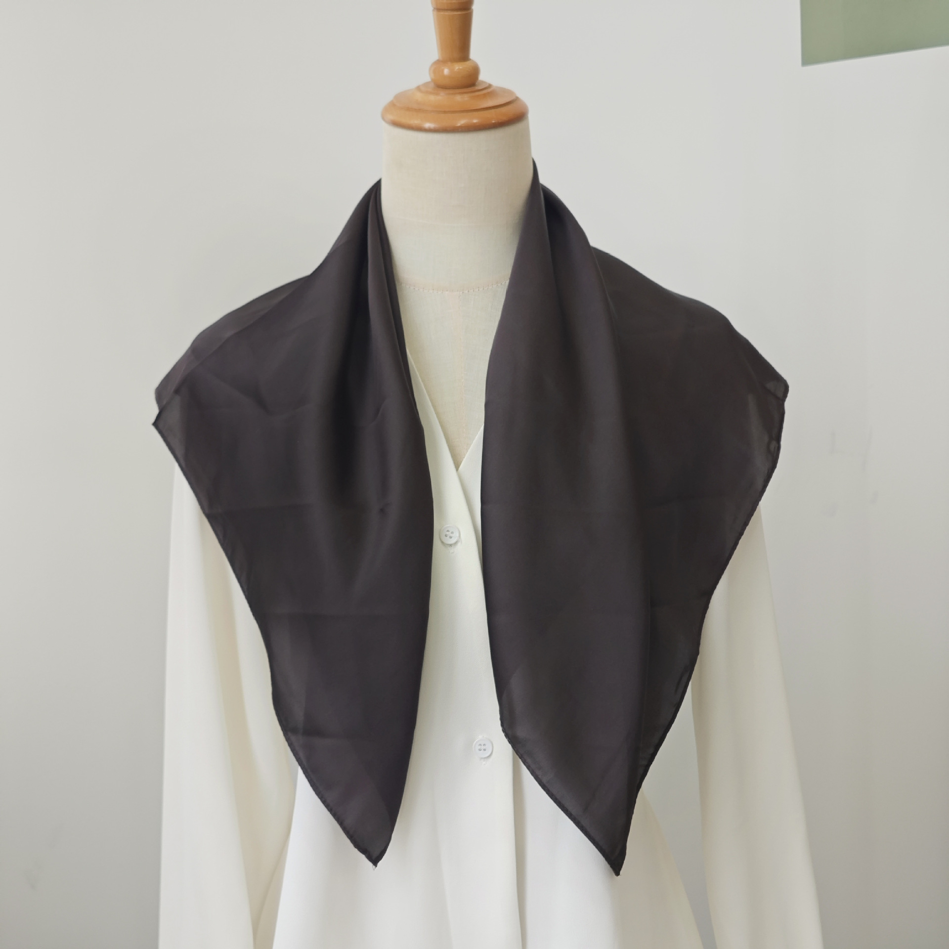 Color sólido pequeña bufanda cuadrada estilo coreano liso de las mujeres simple todo partido primavera y verano Banco Profesional azafata pequeña bufanda Venta caliente