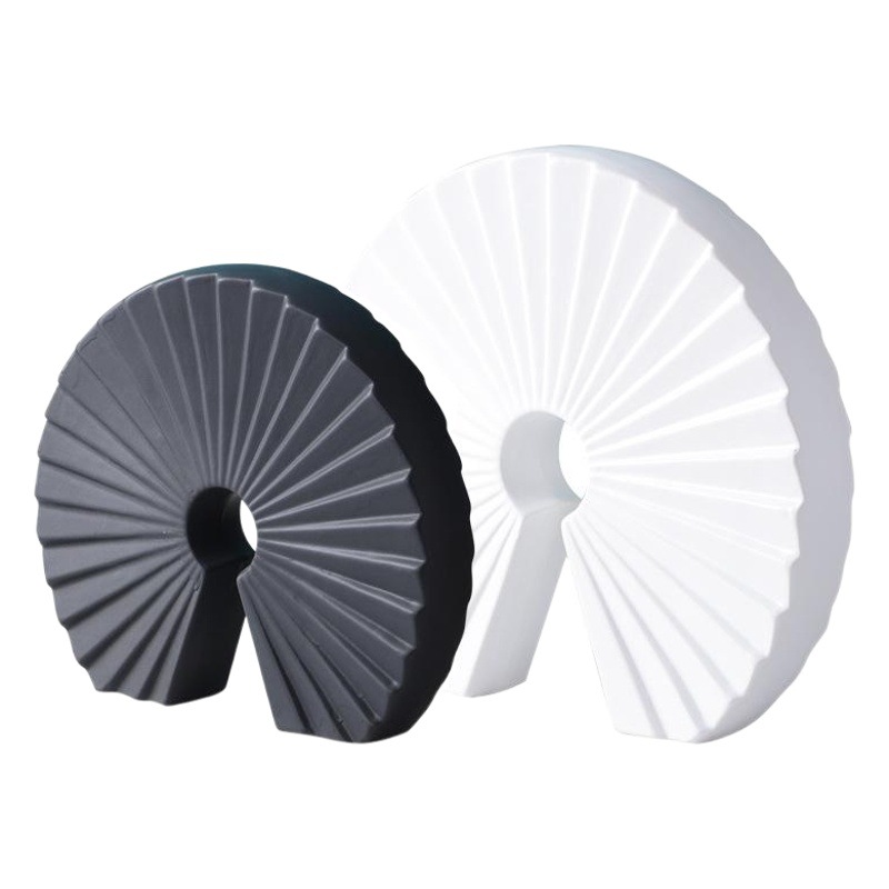 創意的でシンプルな陶磁器の扇形の置物は現代の軽豪華なモデルハウスの売り場にあります。