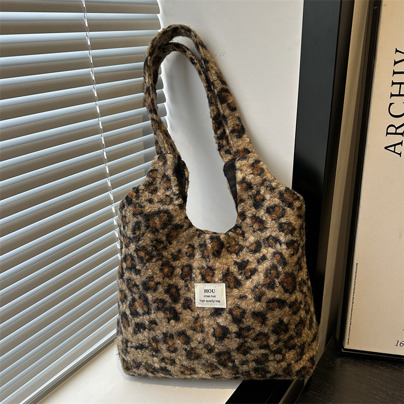 Moda de invierno perezoso nuevo bolso de peluche estampado leopardo 2024, otoño y invierno nuevo temperamento bolso de hombro bajo la axila de mujer