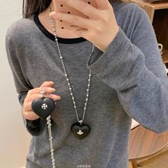 黒い愛のペンダントの長い毛の服のチェーンの大気の軽い豪華な高級感の真珠の十字のネックレスの女性の秋冬の装飾