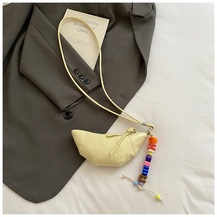 The cute horn bag with a niche neckline design is fashionable and trendy. The mini crossbody bag is in a solid color, simple and elegant with a high-end texture undefined