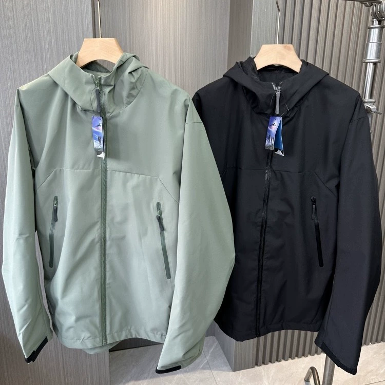 Офлайн 999! Мужская повседневная куртка-софтшелл с капюшоном в горном стиле, ветрозащитная и водоотталкивающая.