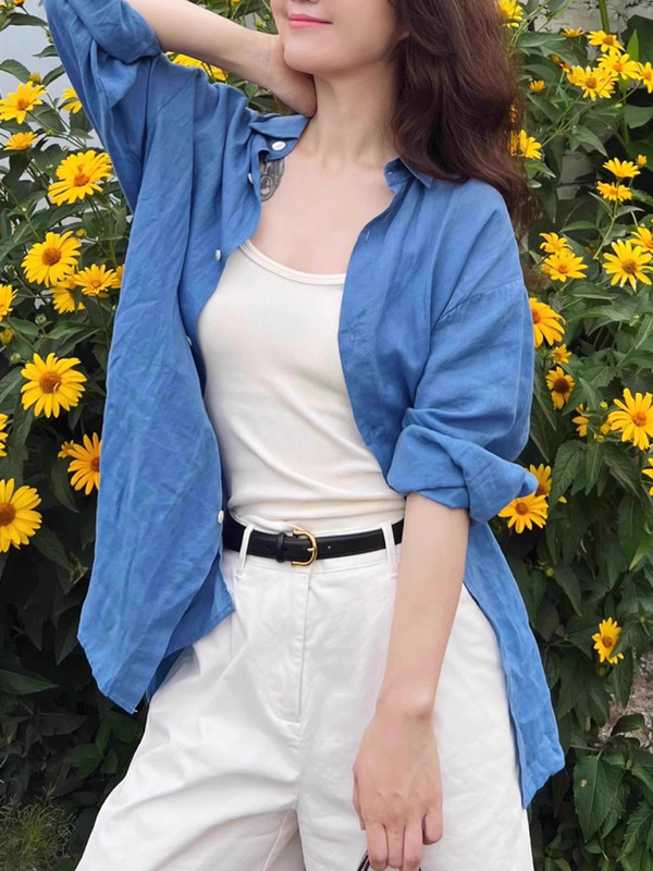 青い綿麻のシャツの女性の夏の薄いタイプの小さいサイズのゆったりしたシャツの外はカーディガンの中の長いコートの上着を掛けます。|undefined