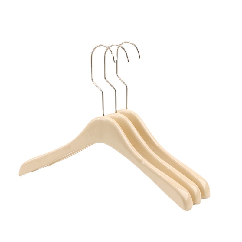 Percha de ropa de madera maciza blanca lechosa para tienda de ropa infantil antideslizante percha de madera pantalones clip al por mayor