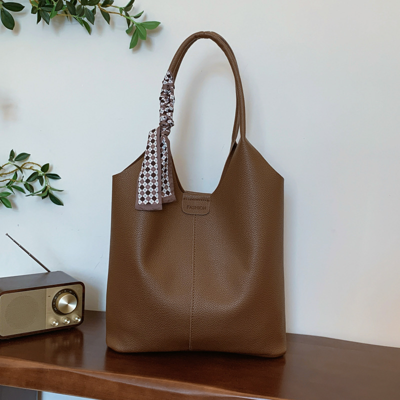 Bolsas de gran capacidad retro de aire extranjero para mujeres 2024 nueva moda bolsas de brazo de hombro universal bolsas de cubo de transporte