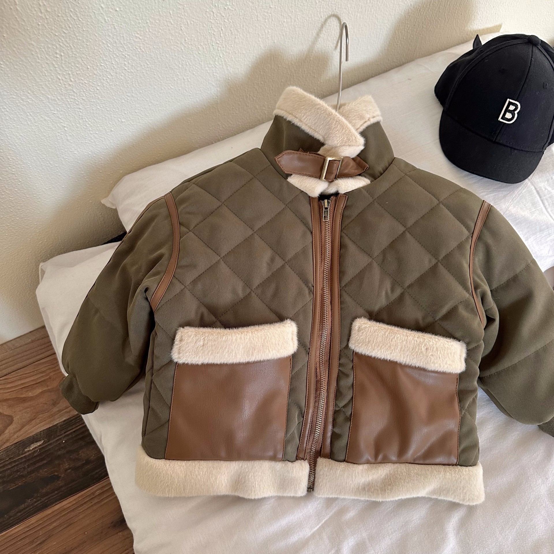 2023 Invierno nuevo estilo coreano de los niños engrosados de algodón acolchado abrigo niños y niñas contraste color peluquero acolchado abrigo escocesa abrigo