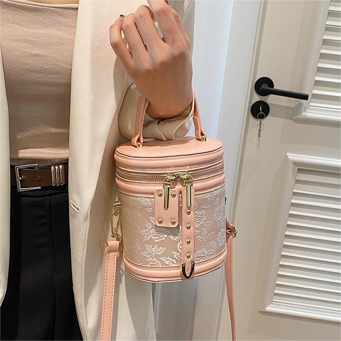 Este año, la nueva popularidad de bolsas bordadas de estilo chino para mujeres 2025 primavera y verano nuevo estilo universal de alta sensación bolsas de cubo de mano