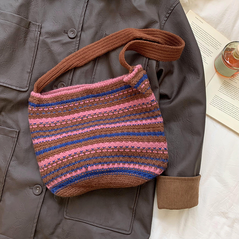 Bolsa de hombro de punto otoño y invierno nueva línea de color de contraste de gran capacidad bolsa de cartero bolsa de cabello perezosa bolsa de mochila